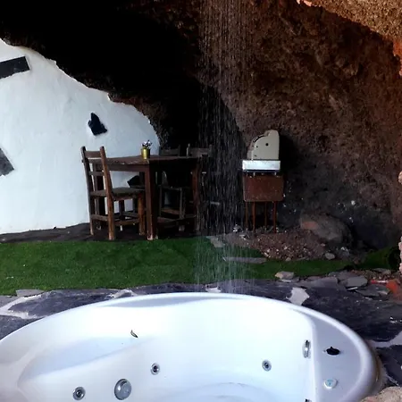 Дом отдыха Alessia With Jacuzzi ,garden & Swimming Pool Санта-Крус-де-Тенерифе